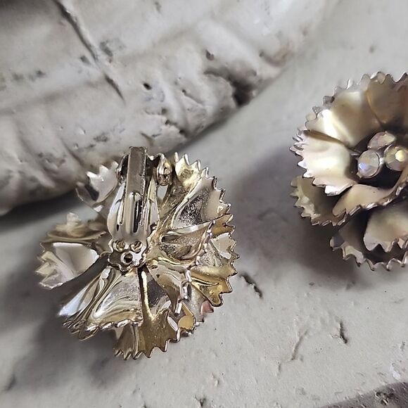 Vintage Flower Earrings with rhinestone centers - Picture 4 of 6